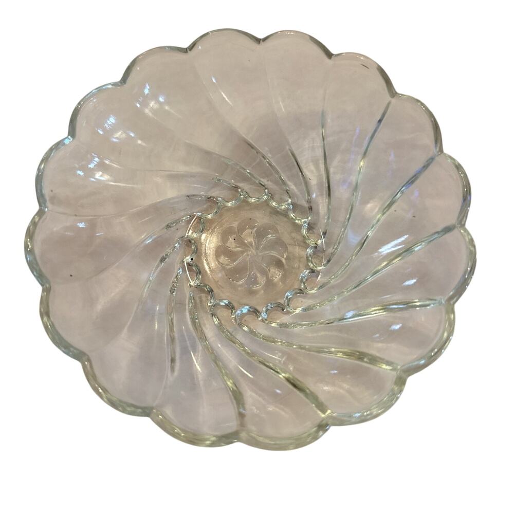 Preowned Vintage Hazel Atlas Swirl Pattern Clear Glass Serving Candy Bowl 5”